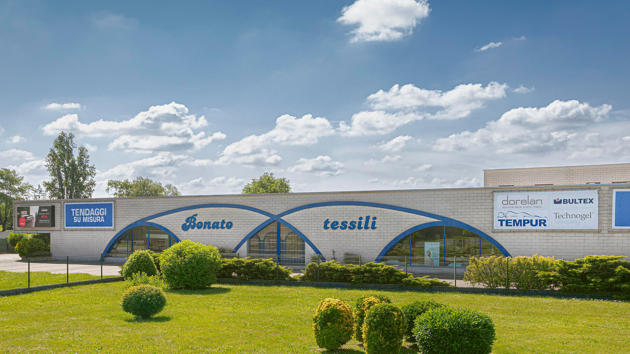 Esterno del negozio Bonato Tessili a Caronno Pertusella, specializzato in tende su misura e materassi multibrand