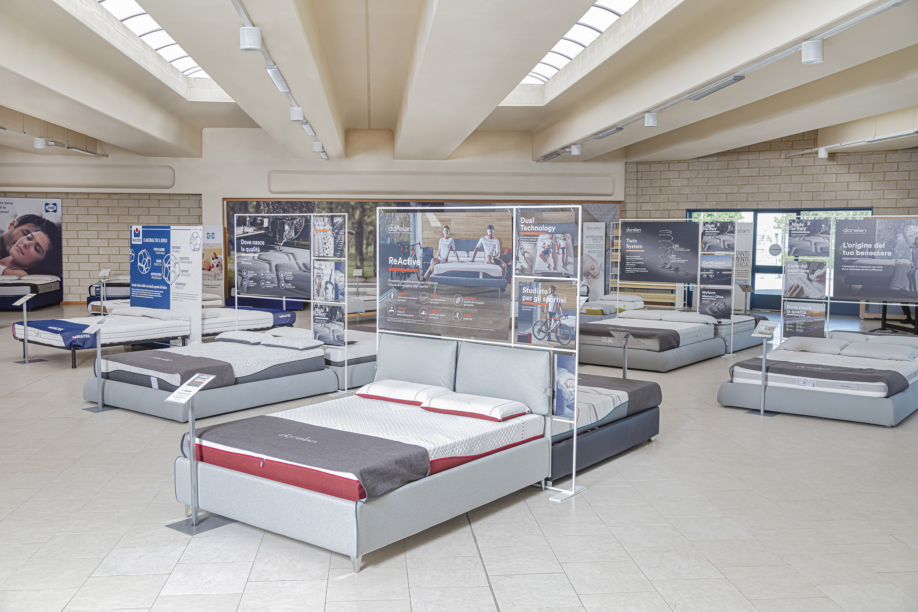 Showroom Bonato con ampia scelta di materassi esposti per la prova.
