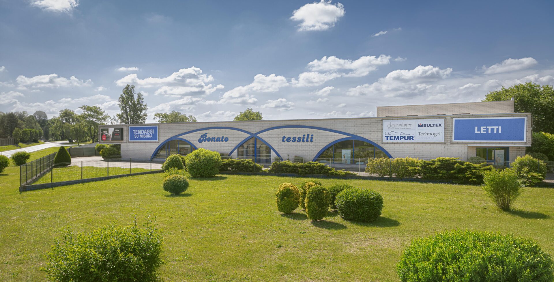 Esterno del negozio Bonato Tessili a Caronno Pertusella, specializzato in tende su misura e materassi multibrand