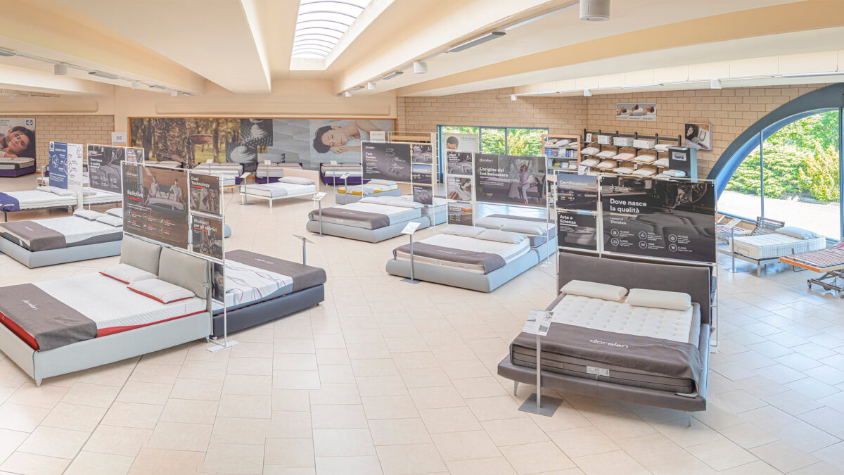 Showroom Bonato con ampia scelta di materassi esposti per la prova.