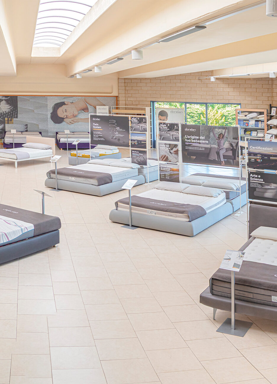 Showroom Bonato con ampia scelta di materassi esposti per la prova.